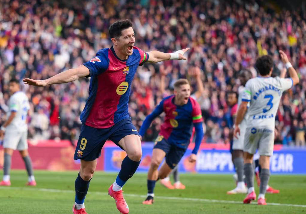 九游中国官网-莱万多夫斯基重返赛场，出色防守首场状态出色，曼联观众沸腾！